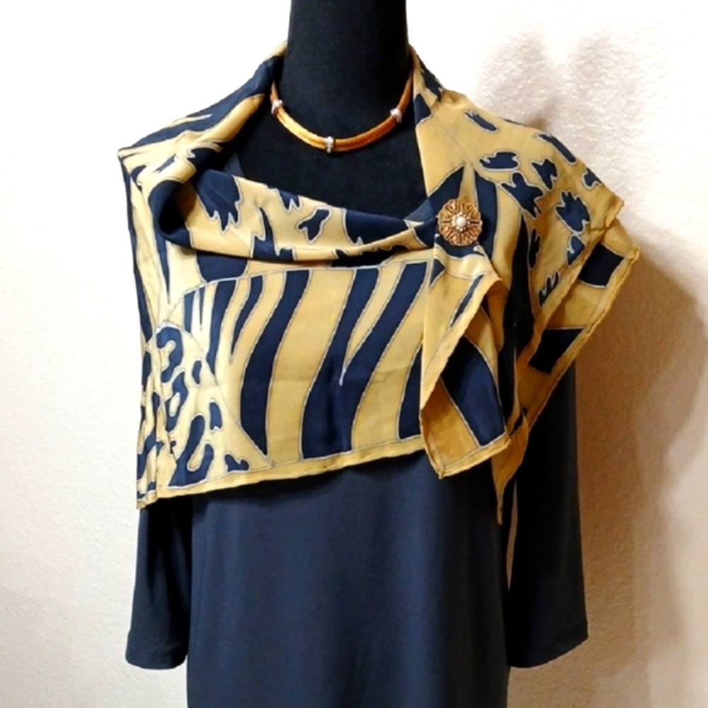 VINTAGE ESTATE --Chic Tiger Patterned Scarf